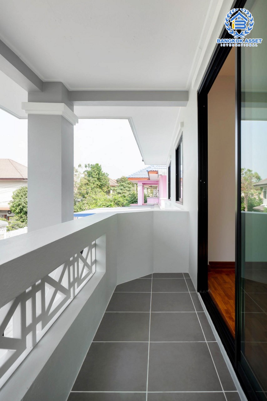 บ้านมือสองตกแต่งใหม่ ม.ลภาวัน9 ชัยพฤกษ์-ปากเกร็ด โซนต้นโครงการ เดินทางสะดวก เนื้อที่ 54.7 ตร.ว. ฟังก์ชั่น 3 ห้องนอน 2 ห้องน้ำ 2 ที่จอดรถ ภายในกว้างห้องครัวขนาดใหญ่ ตอบโจทย์คนรักการทำอาหาร บนทำเลที่ดีที่สุด! เชื่อมต่อเมือง ใกล้เซ็นทรัลแจ้งวัฒนะ และรถไฟฟ้าสายสีม่วง "สถานีบางพลู"